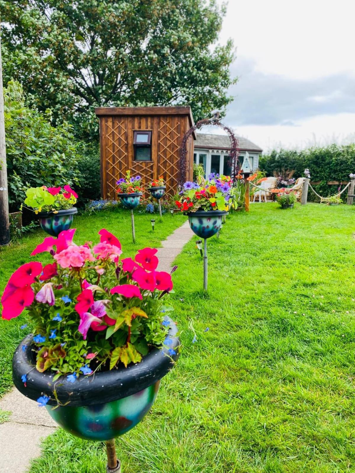 Birds And The Bees Summer House Endon Exterior photo